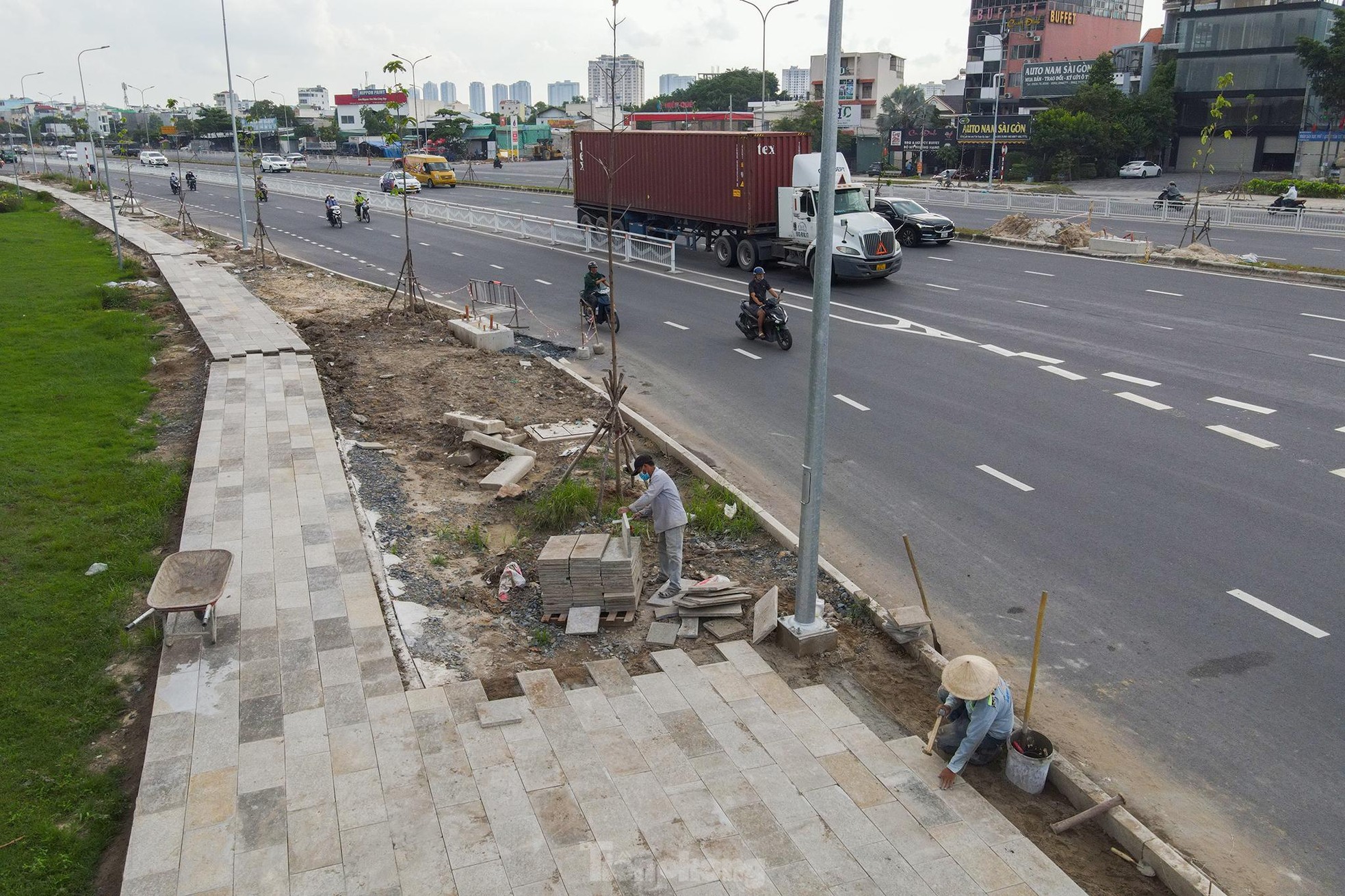 Cận cảnh đường Nguyễn Văn Linh được nâng cấp từ 6 lên 10 làn xe - Ảnh 15.