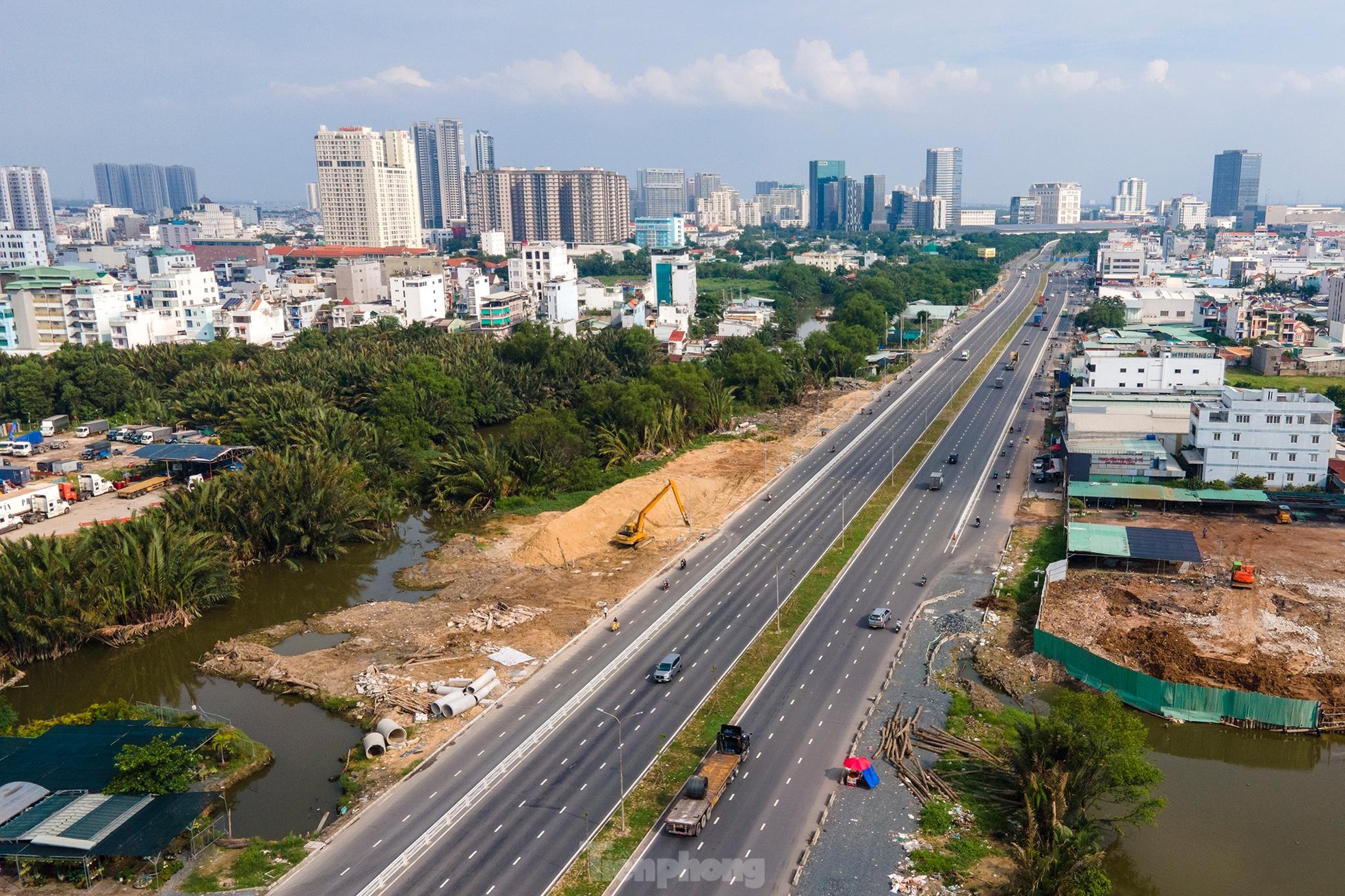 Cận cảnh đường Nguyễn Văn Linh được nâng cấp từ 6 lên 10 làn xe - Ảnh 19.