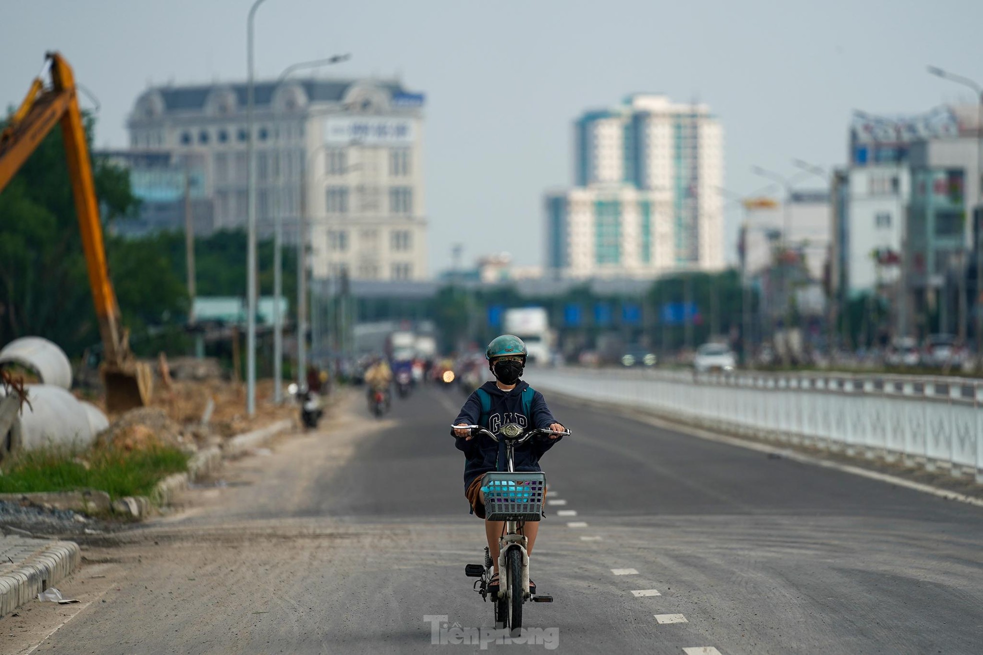 Cận cảnh đường Nguyễn Văn Linh được nâng cấp từ 6 lên 10 làn xe - Ảnh 10.
