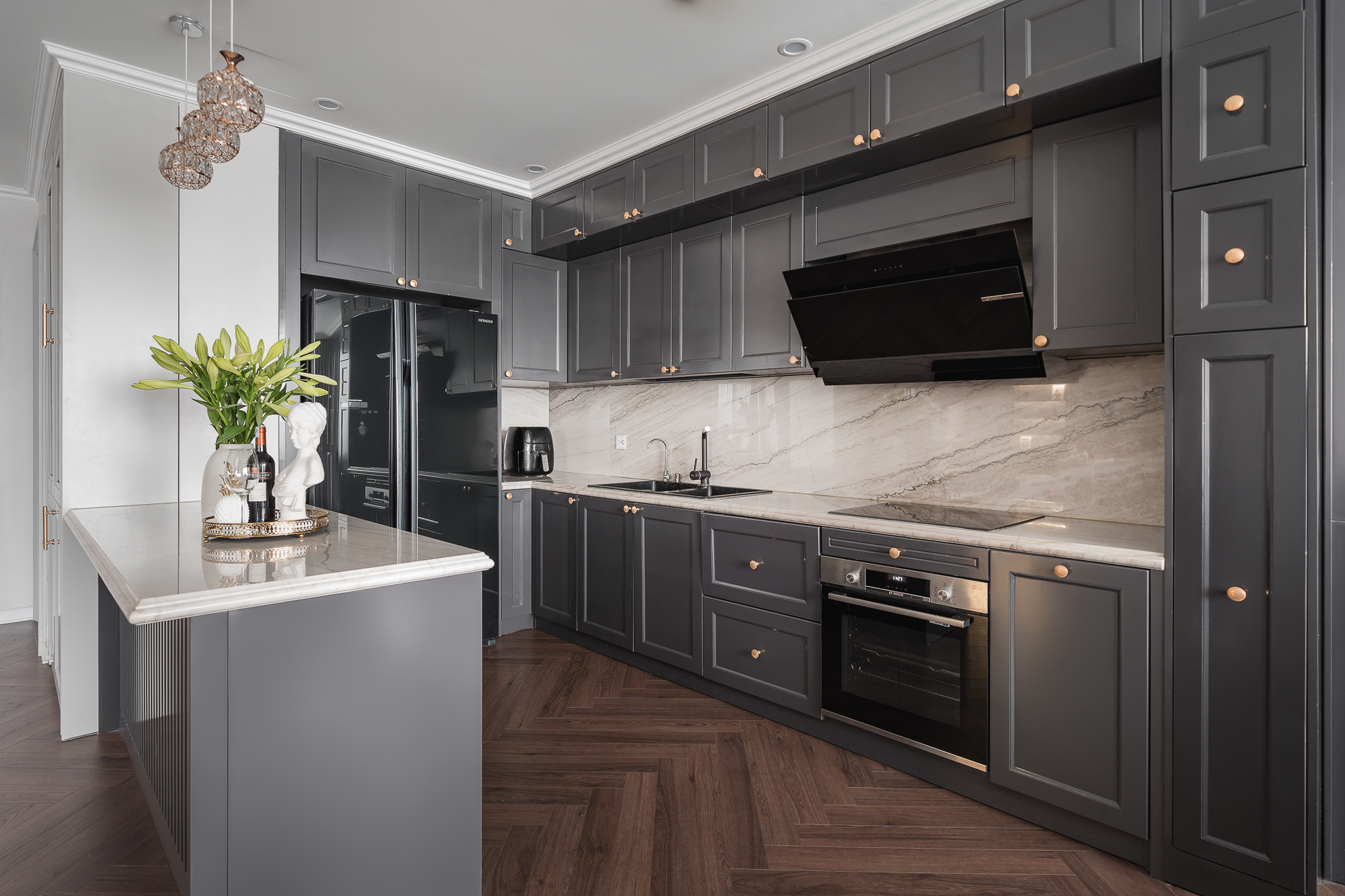 Penthouse 450m2 của cặp vợ chồng 8x: Nhìn thẳng ra hồ Linh Đàm với bức tường ốp đá dựng đứng, nới rộng chiều không gian bằng 1 mẹo đặc biệt - Ảnh 4.