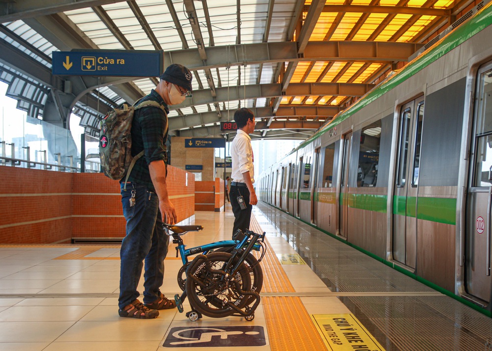  Dân văn phòng bỏ xe máy, mang xe đạp gấp lên tàu điện Cát Linh - Hà Đông - Ảnh 2.