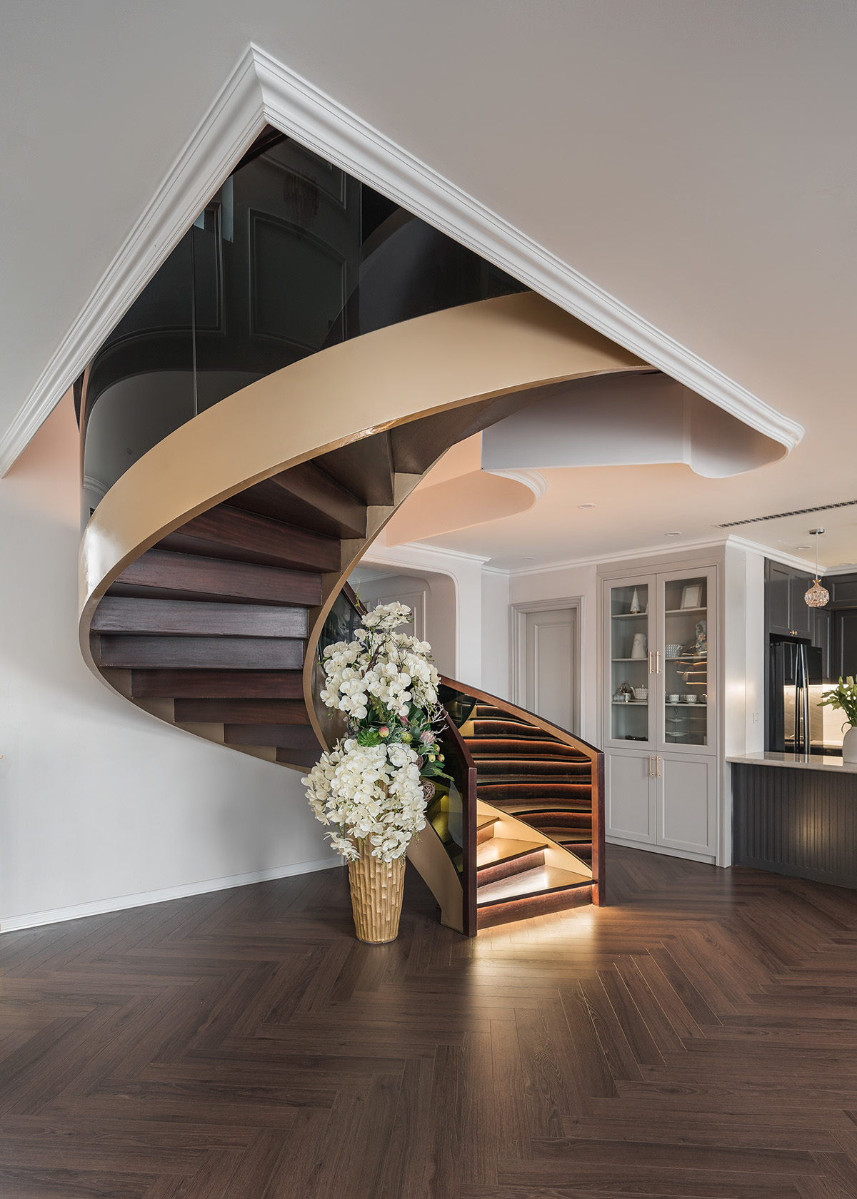 Penthouse 450m2 của cặp vợ chồng 8x: Nhìn thẳng ra hồ Linh Đàm với bức tường ốp đá dựng đứng, nới rộng chiều không gian bằng 1 mẹo đặc biệt - Ảnh 3.