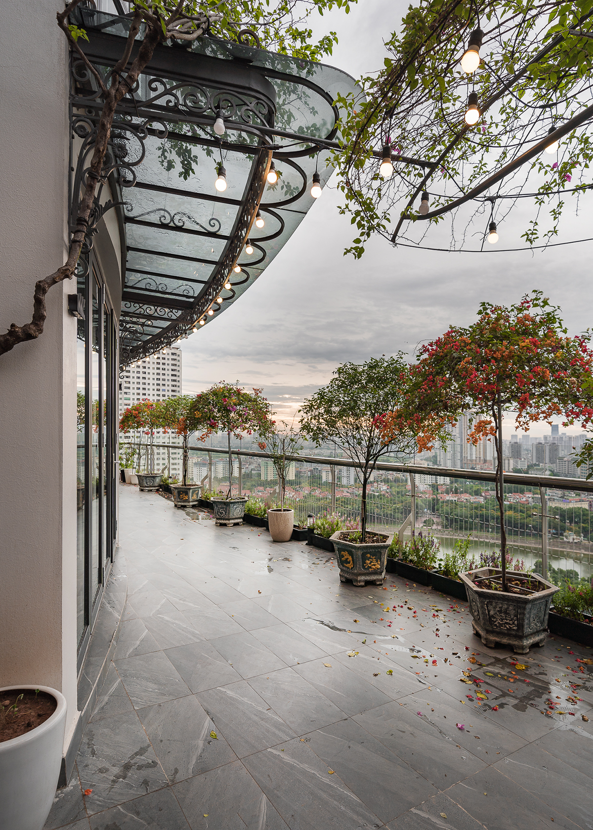 Penthouse 450m2 của cặp vợ chồng 8x: Nhìn thẳng ra hồ Linh Đàm với bức tường ốp đá dựng đứng, nới rộng chiều không gian bằng 1 mẹo đặc biệt - Ảnh 1.