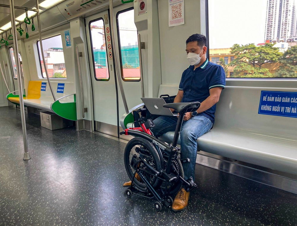  Dân văn phòng bỏ xe máy, mang xe đạp gấp lên tàu điện Cát Linh - Hà Đông - Ảnh 4.