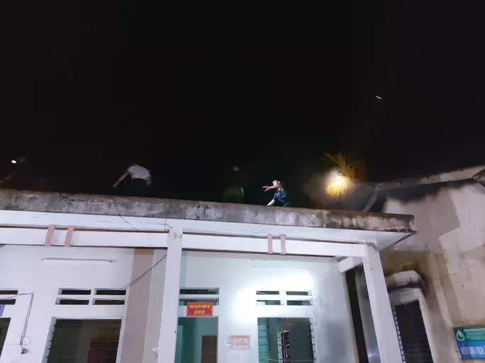 Trụ sở UBND xã ở Quảng Nam cháy ngùn ngụt - Ảnh 5. Trụ sở UBND xã ở Quảng Nam cháy ngùn ngụt - Ảnh 5.