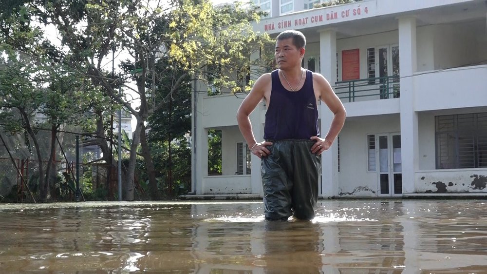  Nước ngập cả tuần, hàng trăm hộ dân giữa thủ đô bắc cầu khỉ để di chuyển - Ảnh 3.