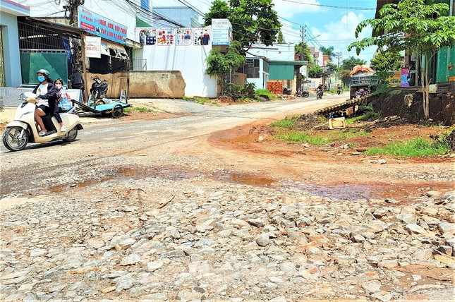  Cận cảnh đường trăm tỷ đầy ổ voi, ổ gà giữa lòng thành phố Buôn Ma Thuột  - Ảnh 3.