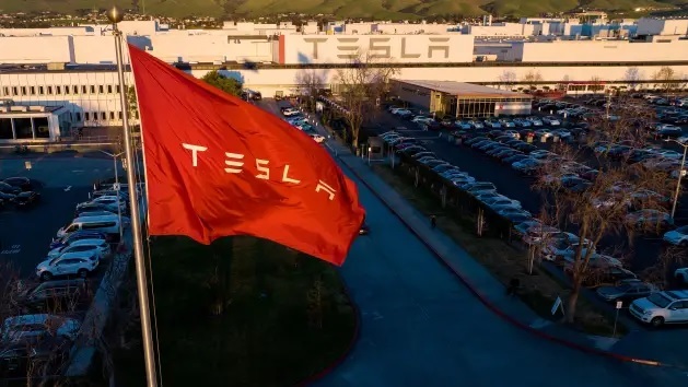 Tesla thuê công ty theo dõi nhân viên trong hội kín Facebook - Ảnh 1.