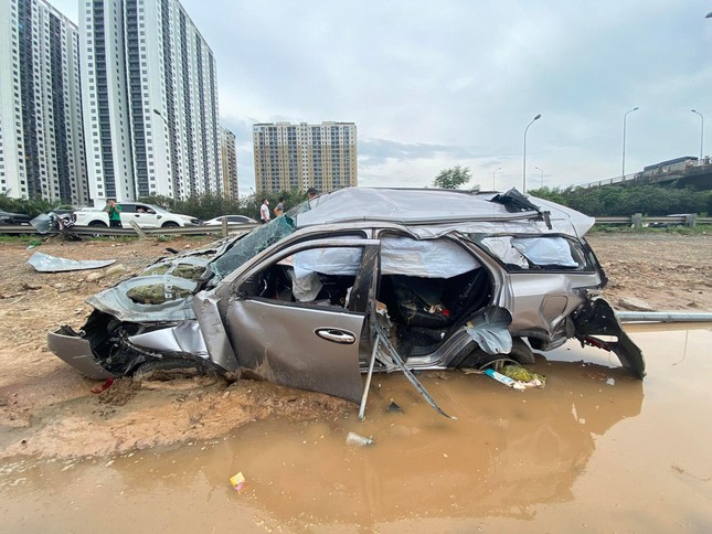  Ô tô Fortuner nát bươm sau va chạm Lexus  - Ảnh 4.