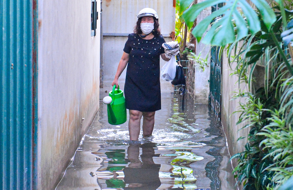 Hà Nội: Một tuần sau mưa lớn, cuộc sống của hàng trăm người dân ở quận Tây Hồ vẫn đảo lộn do ngập sâu - Ảnh 8.