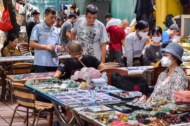 Đá quý tiền tỷ được bày bán la liệt như rau ở khu chợ độc nhất Hà Nội - Ảnh 1.