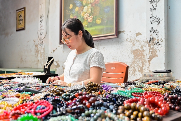 Đá quý tiền tỷ được bày bán la liệt như rau ở khu chợ độc nhất Hà Nội - Ảnh 4.