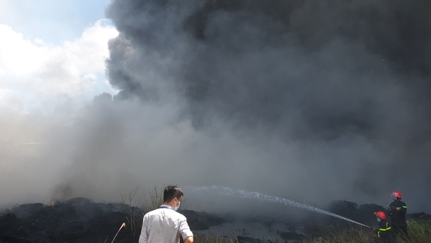  TP.HCM: Khói lửa cuồn cuộn tại bãi lốp xe, người dân phá tường cho cảnh sát vào chữa cháy - Ảnh 4.
