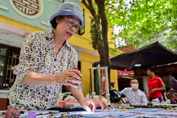 Đá quý tiền tỷ được bày bán la liệt như rau ở khu chợ độc nhất Hà Nội - Ảnh 7.