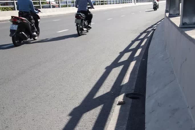 Hàng loạt nắp chắn rác trên cầu vượt Nguyễn Hữu Cảnh biến mất - Ảnh 7. Hàng loạt nắp chắn rác trên cầu vượt Nguyễn Hữu Cảnh biến mất - Ảnh 7.