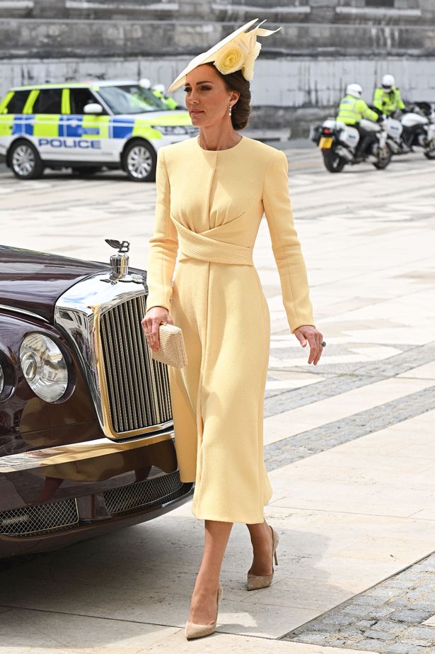 Thời trang đỉnh cao của Công nương Kate tại Đại lễ Bạch Kim dù một nửa là diện lại đồ cũ - Ảnh 4.