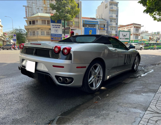 Ferrari F430 Spider lộ mặt sau thời gian dài nằm im trong garage, thân xe dán logo tiết lộ có thể tham gia hành trình siêu xe lớn sắp tới - Ảnh 4.