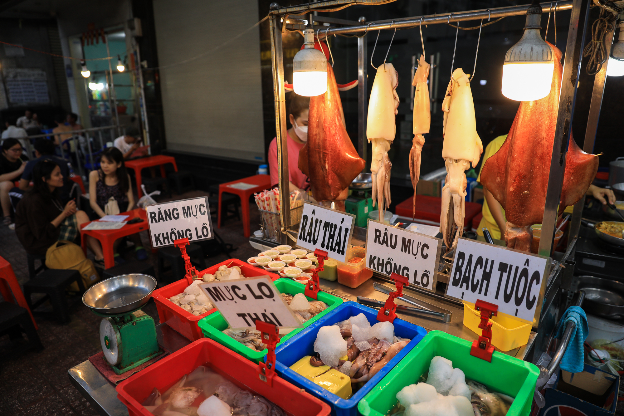 รถเข็นขายปลาหมึกยักษ์ ปลาหมึกยักษ์น้ำหนักหลายสิบกิโลกรัม เป็นที่นิยมอย่างมากในนครโฮจิมินห์ - ภาพที่ 1