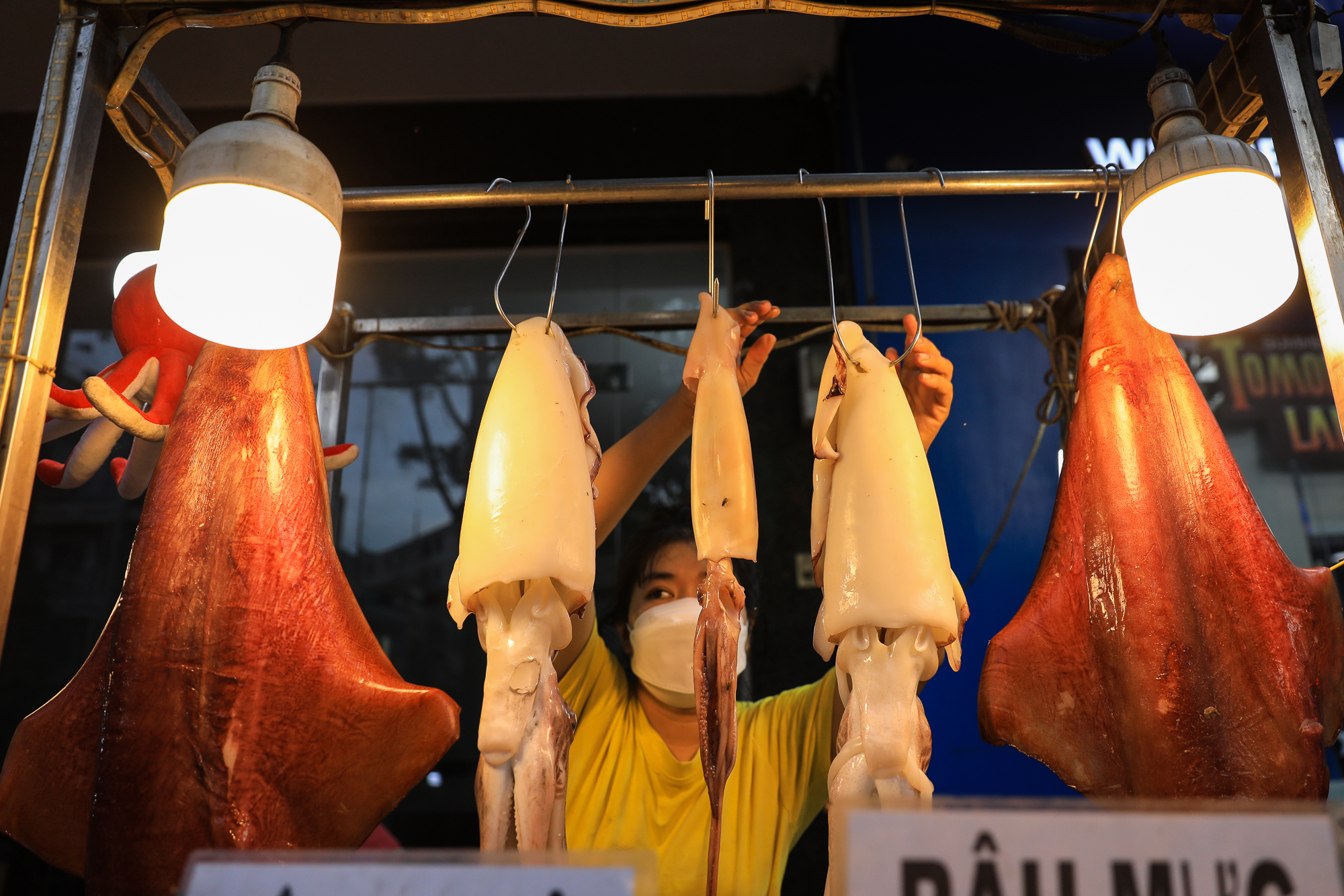 รถลากขนาดเล็กขายปลาหมึกยักษ์ ปลาหมึกยักษ์น้ำหนักหลายสิบกิโลกรัม เป็นที่นิยมอย่างมากในนครโฮจิมินห์ - ภาพที่ 3