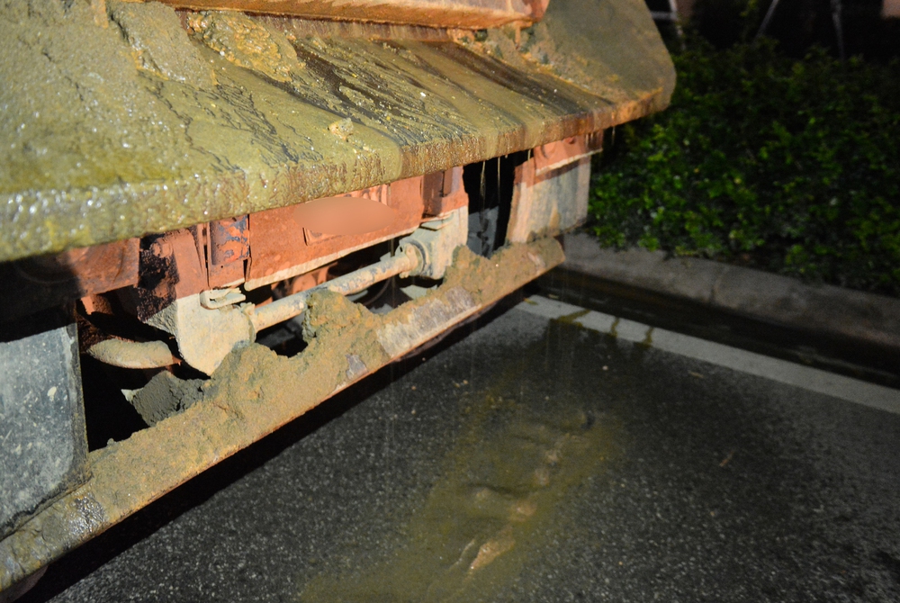  Ảnh, clip: CSGT tại Hà Nội lập chốt trong đêm, xử phạt xe tải làm rơi vãi vật liệu ra đường - Ảnh 11.