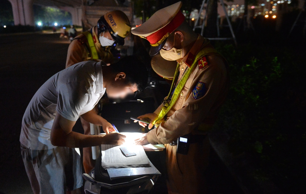  Ảnh, clip: CSGT tại Hà Nội lập chốt trong đêm, xử phạt xe tải làm rơi vãi vật liệu ra đường - Ảnh 13.