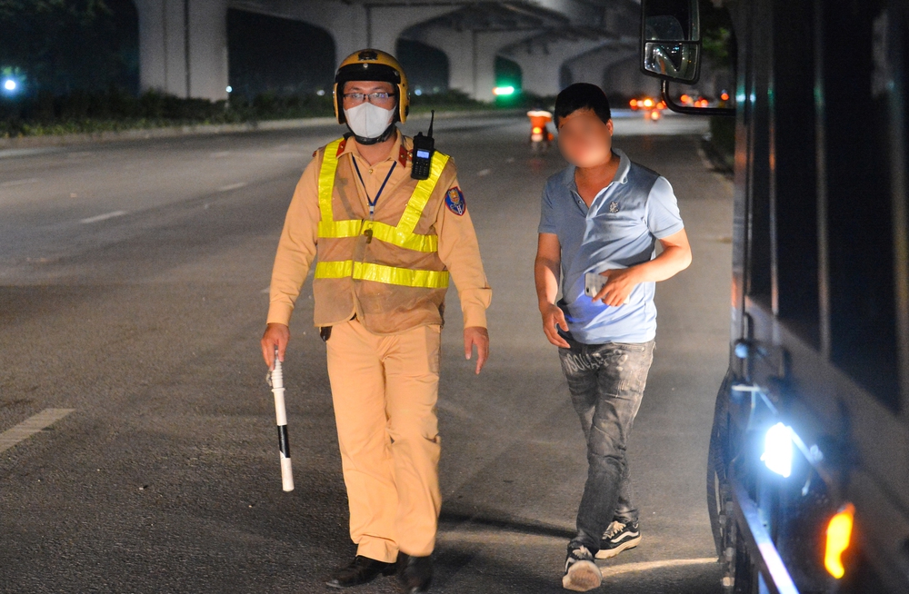  Ảnh, clip: CSGT tại Hà Nội lập chốt trong đêm, xử phạt xe tải làm rơi vãi vật liệu ra đường - Ảnh 4.