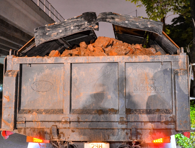  Ảnh, clip: CSGT tại Hà Nội lập chốt trong đêm, xử phạt xe tải làm rơi vãi vật liệu ra đường - Ảnh 7.