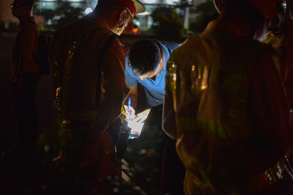  Ảnh, clip: CSGT tại Hà Nội lập chốt trong đêm, xử phạt xe tải làm rơi vãi vật liệu ra đường - Ảnh 10.