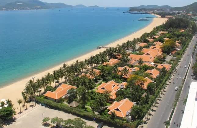 Khánh Hòa lệnh tháo dỡ, di dời khu resort chắn biển - Ảnh 1.