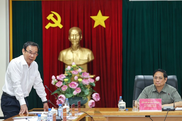 Thủ tướng khảo sát thực địa, chỉ đạo giải quyết tình trạng quá tải sân bay Tân Sơn Nhất - Ảnh 4.