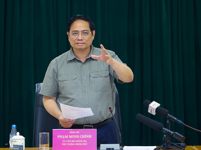 Thủ tướng khảo sát thực địa, chỉ đạo giải quyết tình trạng quá tải sân bay Tân Sơn Nhất - Ảnh 2.