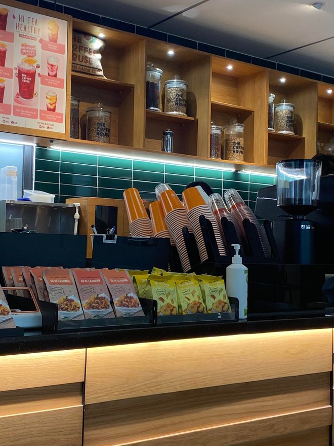  The Coffee House từ bỏ ly thủy tinh, sử dụng ly nhựa và thẻ rung tại cửa hàng, tiếp bước “trùm chuỗi cà phê” Highlands Coffee, Starbucks…  - Ảnh 2.