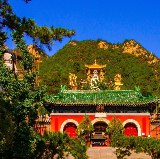  Ngôi chùa đặc biệt nhất Bắc Kinh: Tọa lạc trong núi sâu, những bức tượng khiến du khách khiếp đảm nhưng vẫn nô nức đến khám phá - Ảnh 1.