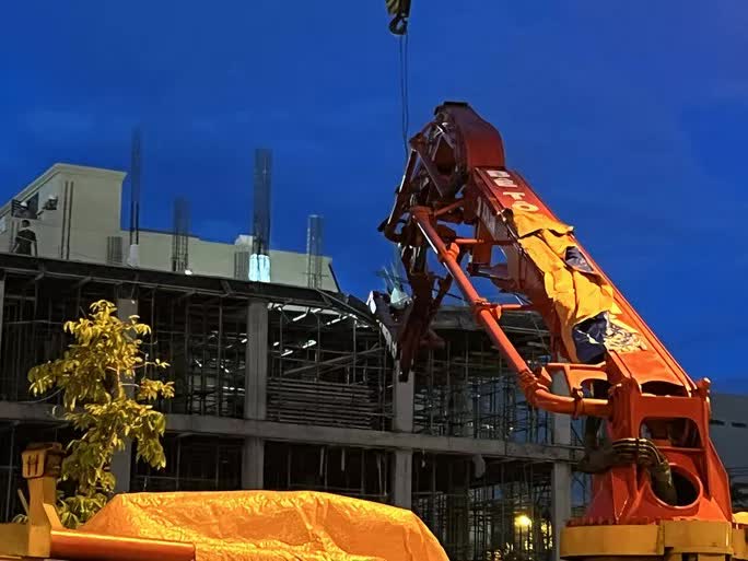 Cần trục phun bê tông tại tòa nhà ở Đà Nẵng gãy gập, ít nhất 3 người thương vong - Ảnh 1. Cần trục phun bê tông tại tòa nhà ở Đà Nẵng gãy gập, ít nhất 3 người thương vong - Ảnh 1.