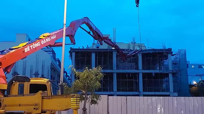Cần trục phun bê tông tại tòa nhà ở Đà Nẵng gãy gập, ít nhất 3 người thương vong - Ảnh 2. Cần trục phun bê tông tại tòa nhà ở Đà Nẵng gãy gập, ít nhất 3 người thương vong - Ảnh 2.
