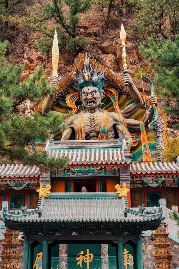  Ngôi chùa đặc biệt nhất Bắc Kinh: Tọa lạc trong núi sâu, những bức tượng khiến du khách khiếp đảm nhưng vẫn nô nức đến khám phá - Ảnh 3.