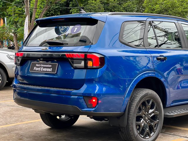 Ford Everest 2022 ồ ạt về đại lý, khách hàng muốn nhận xe sớm phải chấp nhận bia kèm lạc cả trăm triệu đồng - Ảnh 4.