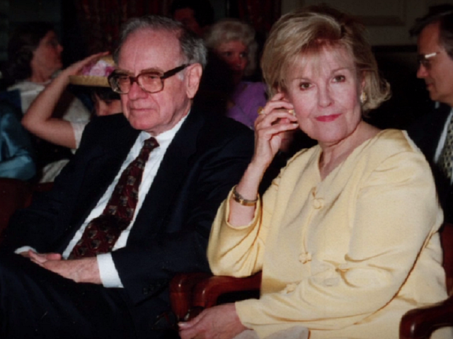 Hôn nhân kỳ lạ của Warren Buffett: Quyết định quan trọng nhất đời tôi là chọn đúng người - Ảnh 2.