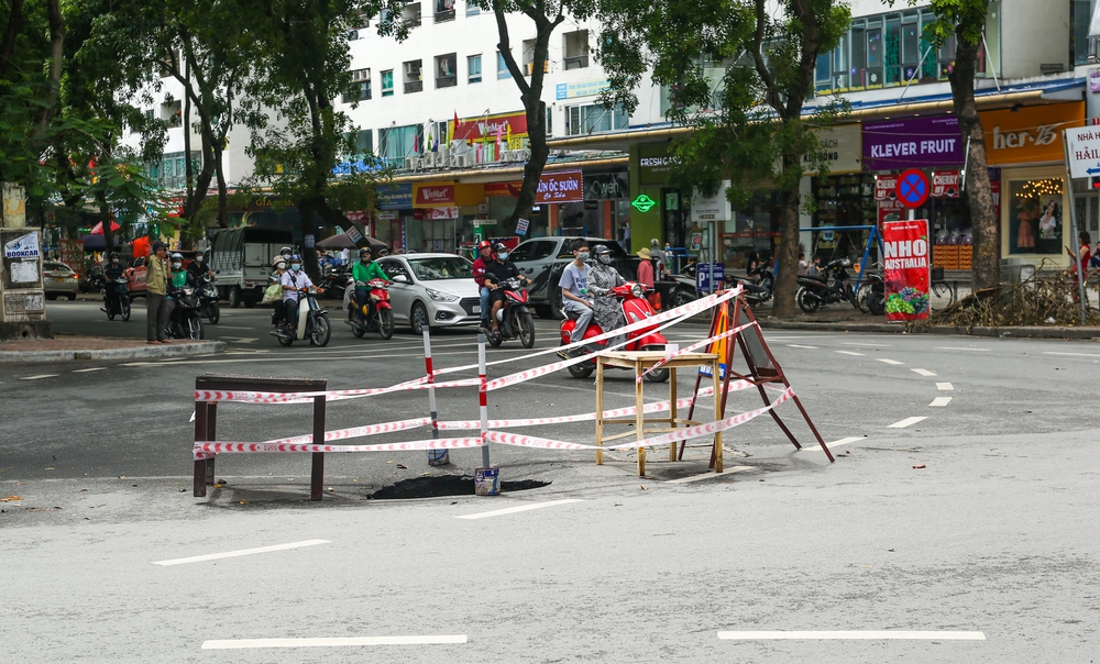  Hà Nội: Xuất hiện hố tử thần sâu gần 1 mét ngay ngã tư - Ảnh 2.