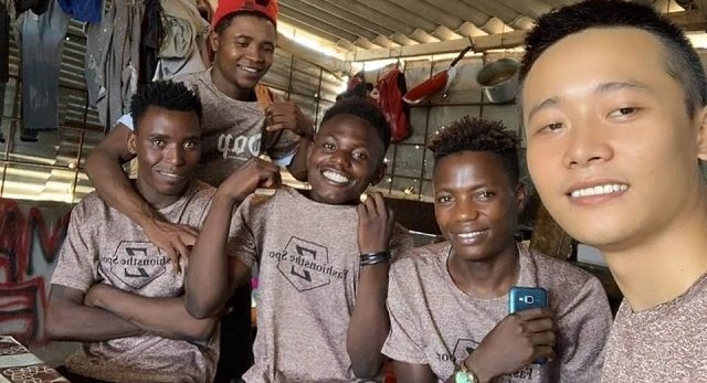 Vlogger Quang Linh: Chàng thợ xây sở hữu loạt video châu Phi triệu views, chung tay cùng HH Thùy Tiên xây giếng từ thiện - Ảnh 2.