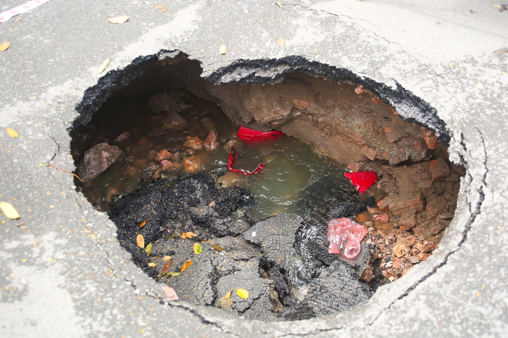  Hà Nội: Xuất hiện hố tử thần sâu gần 1 mét ngay ngã tư - Ảnh 3.