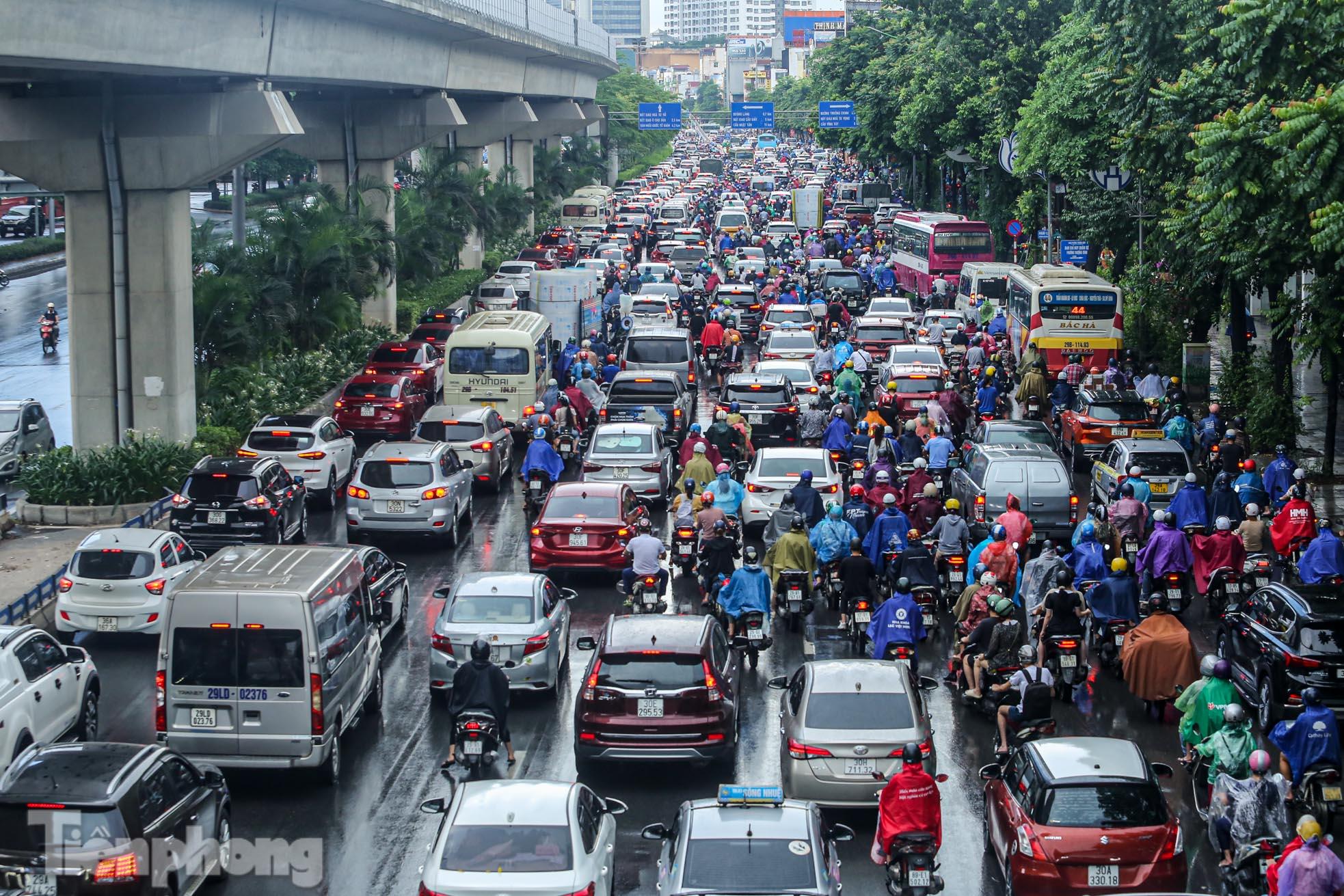 Hà Nội: Mưa trắng trời khiến nhiều tuyến đường ùn tắc, người dân chật vật đi làm sáng - Ảnh 1.