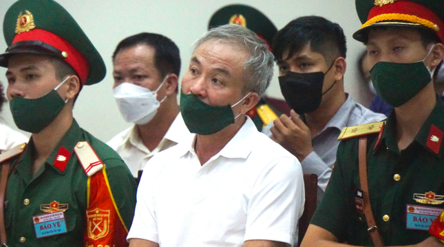  Ông trùm buôn lậu xăng dầu khai chi tiền cho cựu Thiếu tướng đi chơi golf, đúc chuông  - Ảnh 1.