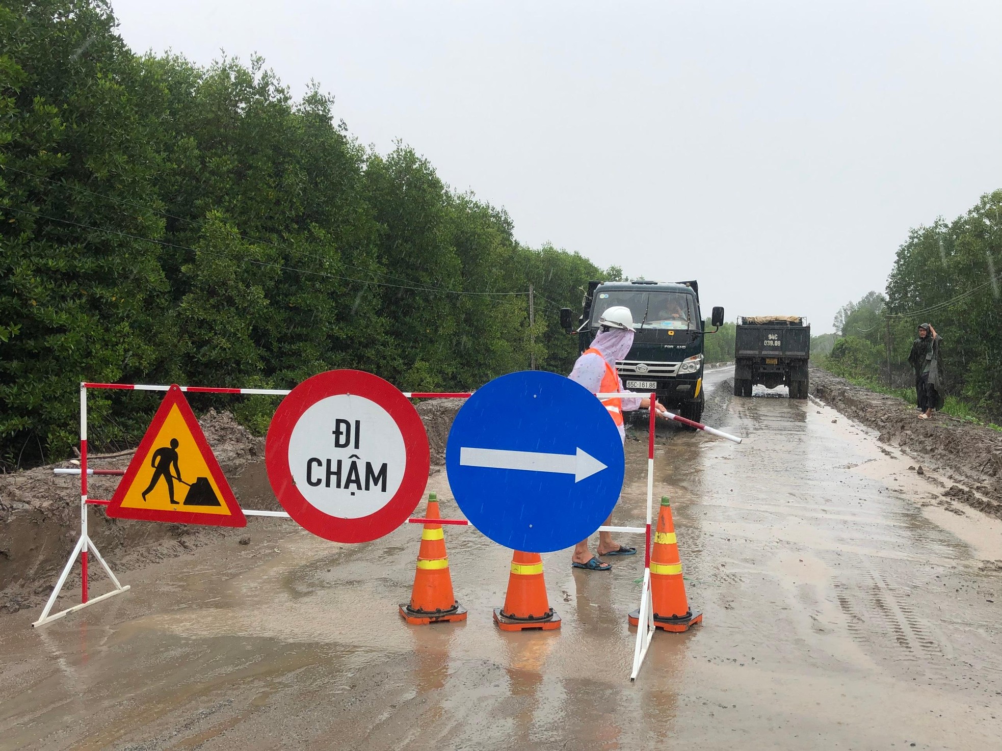 Bùn ngập lút bánh ô tô trên con đường chống ngập ở Cà Mau - Ảnh 5.