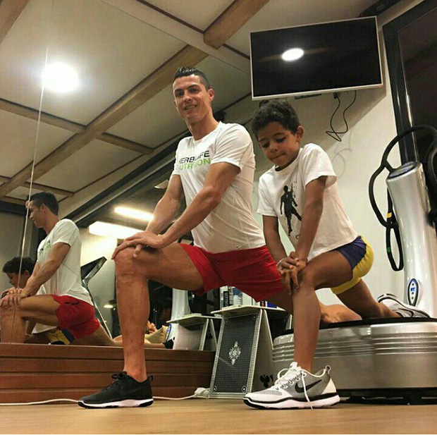 Kì phùng địch thủ Ronaldo và Messi dạy con theo cách hoàn toàn khác biệt: Người khổ luyện con thành sao, kẻ để con phát triển theo bản năng - Ảnh 3.