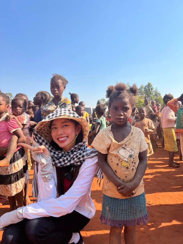Hoa hậu Thuỳ Tiên dạy em bé Angola hát bài Cháu yêu bà bằng tiếng Việt gây sốt - Ảnh 2.