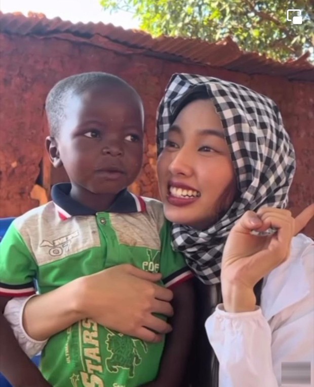 Hoa hậu Thuỳ Tiên dạy em bé Angola hát bài Cháu yêu bà bằng tiếng Việt gây sốt - Ảnh 4.
