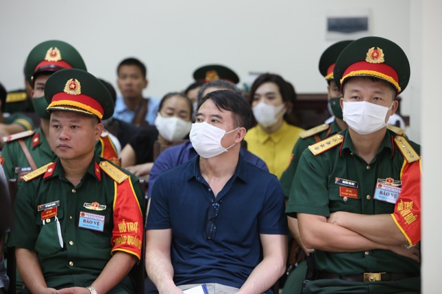 Luật sư tiết lộ cựu đại tá Biên phòng bị cáo buộc nhận hối lộ từng bị tạt a xít trả thù - Ảnh 1. Luật sư tiết lộ cựu đại tá Biên phòng bị cáo buộc nhận hối lộ từng bị tạt a xít trả thù - Ảnh 1.