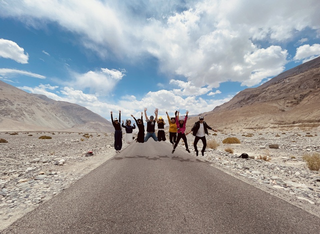 Trải nghiệm khó quên ở Ladakh - Tiểu Tây Tạng của cô gái Việt: Thời tiết lạnh buốt, móng tay và tóc gãy vì khô, shock độ cao khi băng đèo cao nhất thế giới… - Ảnh 2.