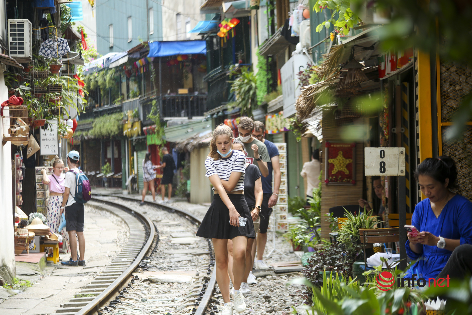 Khách Tây tấp nập check-in xóm cà phê đường tàu Hà Nội - Ảnh 8.